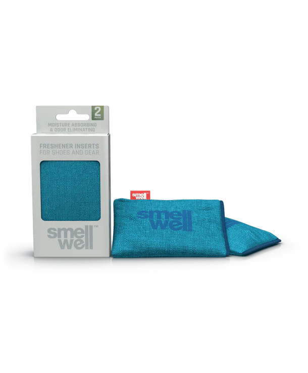 Detalhe dos sacos absorventes SmellWell Active em azul-turquesa vibrante, mostrando o logótipo "smellwell" em relevo.