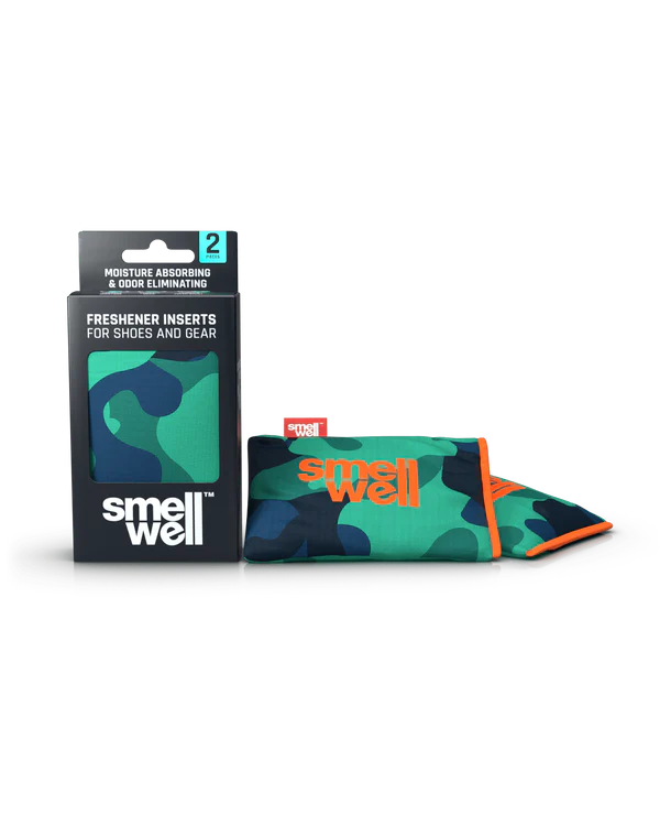 Embalagem e dois sacos SmellWell Active com padrão camuflado (verde, azul escuro) para calçado e equipamento desportivo.