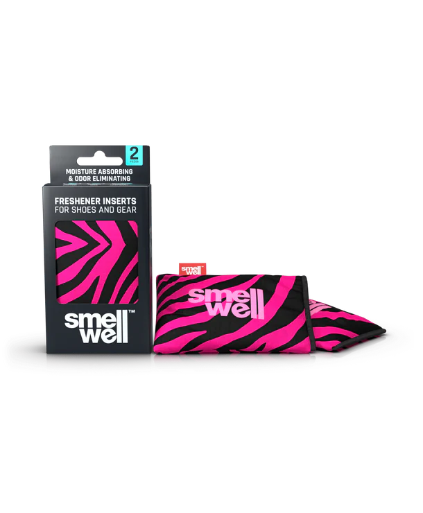 Embalagem e dois sacos SmellWell Active com padrão zebra (rosa choque e preto) para frescura de sapatos e equipamento.
