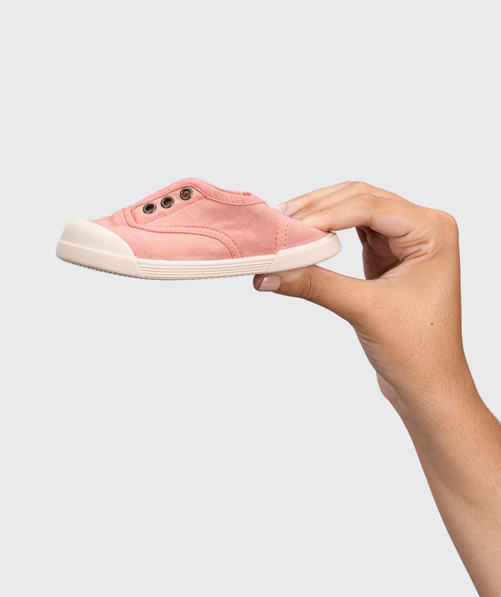 Sola fina e totalmente rasa das sapatilhas barefoot Igor em rosa.