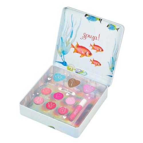 Conjunto de maquilhagem Souza Sereia aberto, mostrando as sombras cremosas, vernizes de água e acessórios numa caixa de lata com design de fundo do mar.