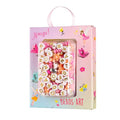 Embalagem de kit de atividades Souza "Beads Art" com pega, contendo contas brancas com letras douradas, contas florais e detalhes em rosa, sobre fundo branco.