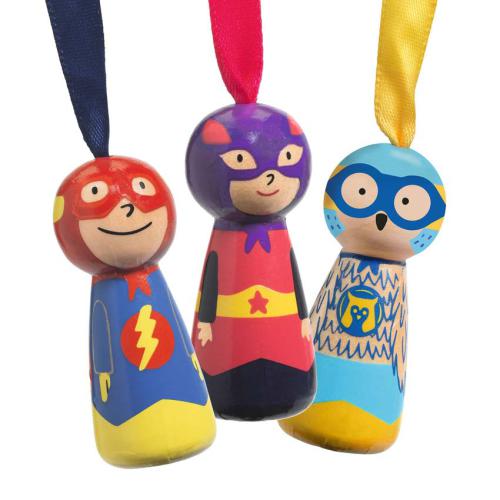 Detalhe dos três bonecos de madeira dos paraquedistas: Super Flash (raio), Super Cat (estrela) e Super Chouette (coruja).