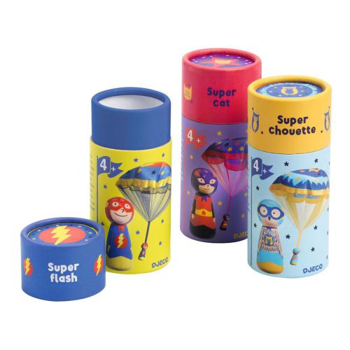 Embalagens cilíndricas individuais dos paraquedistas Souza Flying Heroes: Super Flash, Super Cat e Super Chouette, com indicação de idade +4.