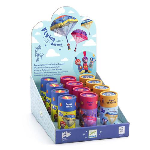 Expositor de cartão com vários paraquedistas Souza Flying Heroes embalados em tubos, destacando o tema "Flying Heroes".