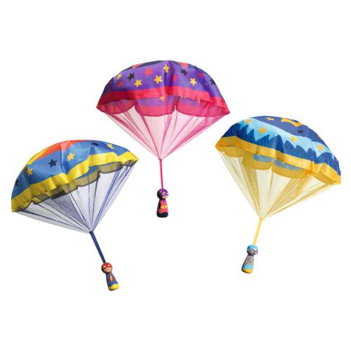 Três paraquedistas de brinquedo Souza Flying Heroes com bonecos de madeira e paraquedas coloridos com estrelas, prontos para serem lançados.