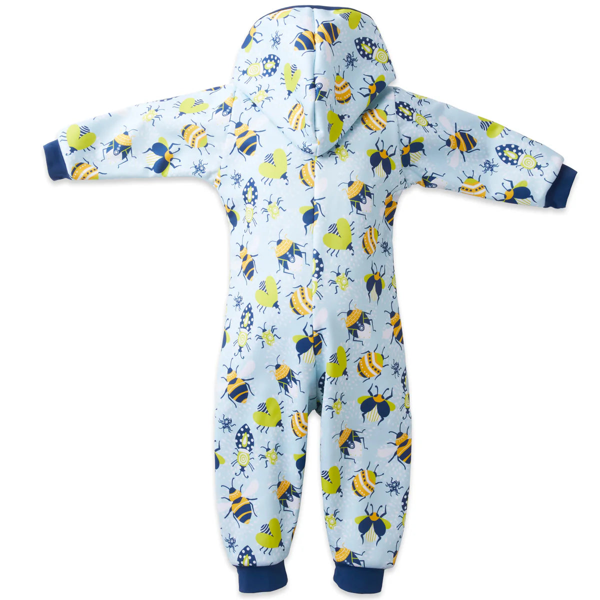 Bebé a usar o macacão impermeável com capuz, mostrando o forro interior polar suave e os punhos elásticos cor-de-rosa.