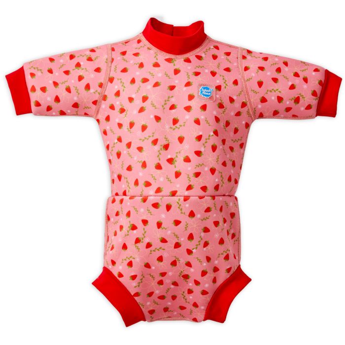 Fato de praia/piscina térmico Happy Nappy™ Wetsuit Splash About, cor de rosa com padrão de morangos e acabamentos vermelhos, visto de frente.