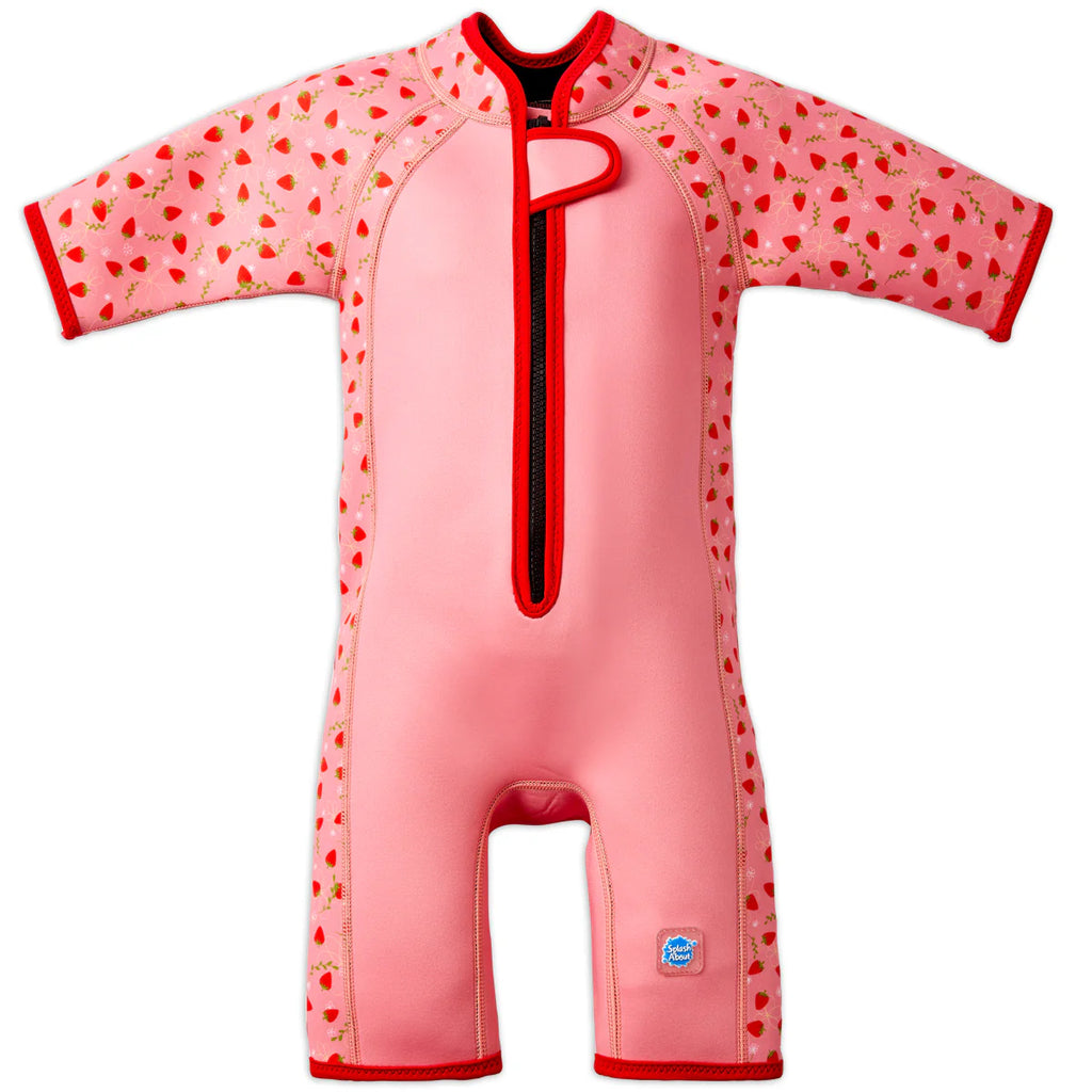 Fato de praia/piscina térmico infantil Splash About, cor rosa com padrão de morangos nos braços e laterais, fecho frontal preto e acabamentos vermelhos.