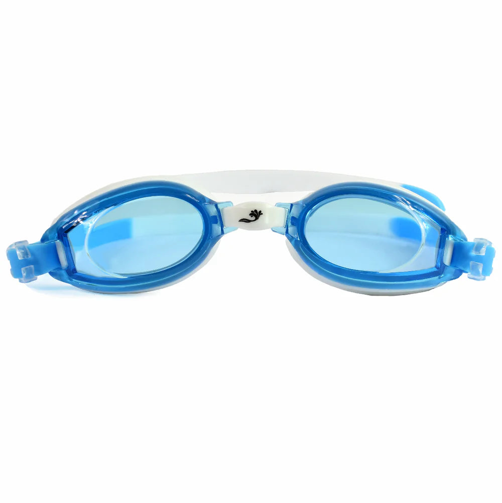 Criança a usar os óculos de natação Splash About Piranha, com lentes anti-reflexo, a desfrutar de um mergulho claro na piscina.
