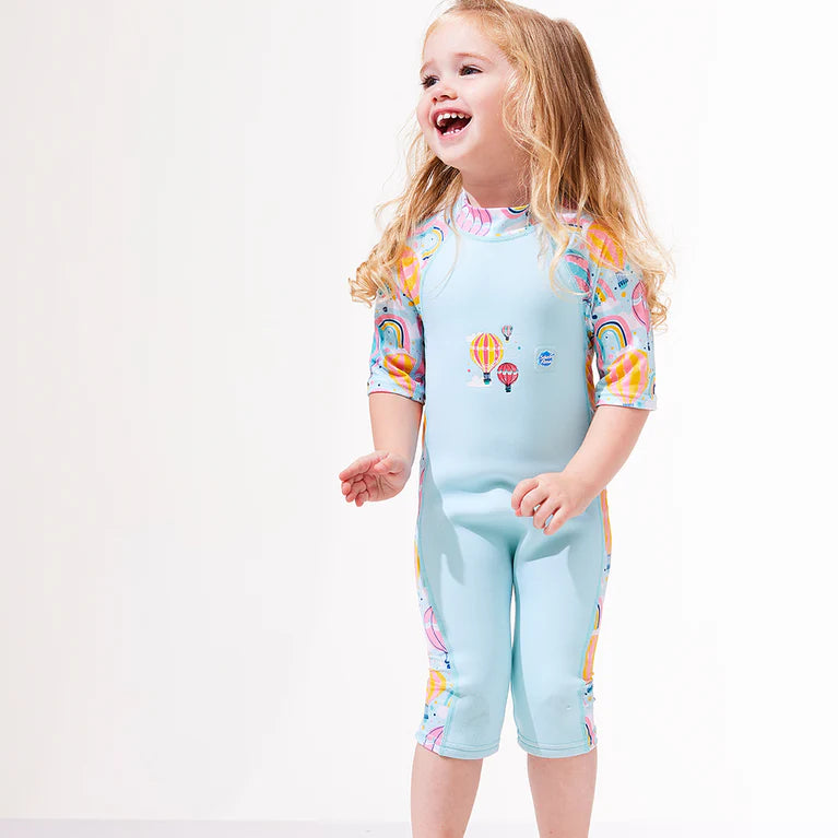 Close-up da textura do neoprene macio e do tecido Lycra/Nylon do fato de mergulho Splash About, com estampa de polvo.