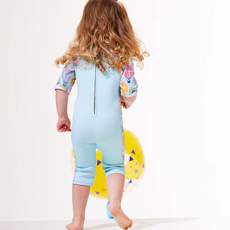Imagem de embalagem do fato de praia/piscina Splash About UV Sun & Sea Suit, mostrando o produto dobrado e informações de proteção UPF 50+.