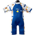 Fato de banho térmico Splash About UV Sun & Sea azul com mangas estampadas e um barco amarelo no peito, isolado em fundo branco.