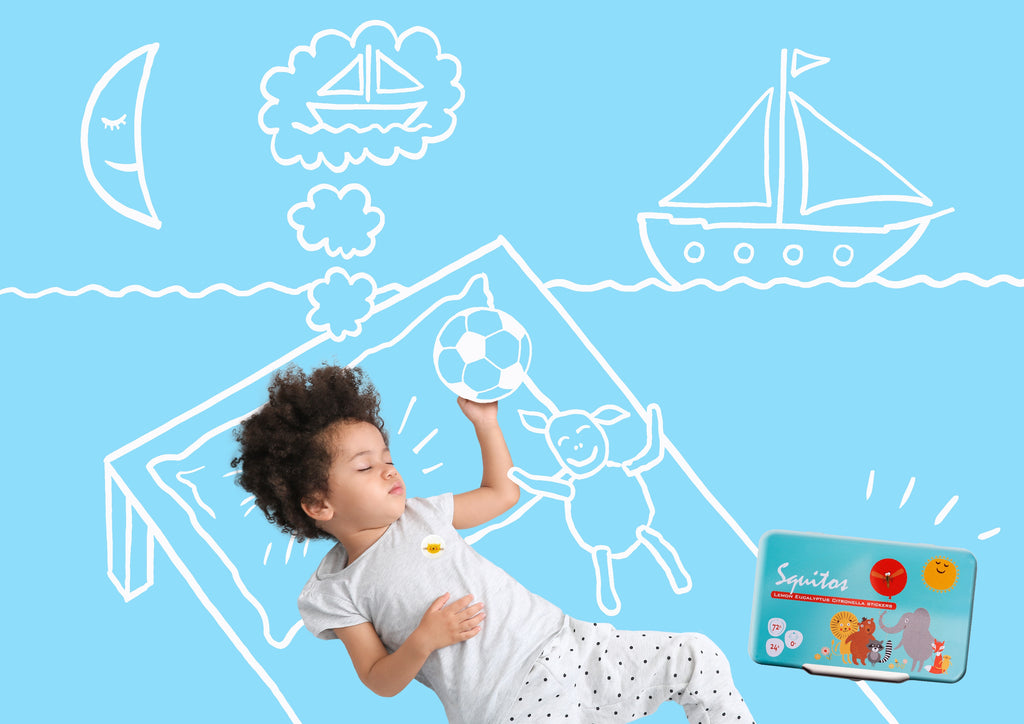 Criança a dormir pacificamente, com um autocolante Squitos no pijama, sonhando com um barco e uma bola, sobre fundo azul marinho.