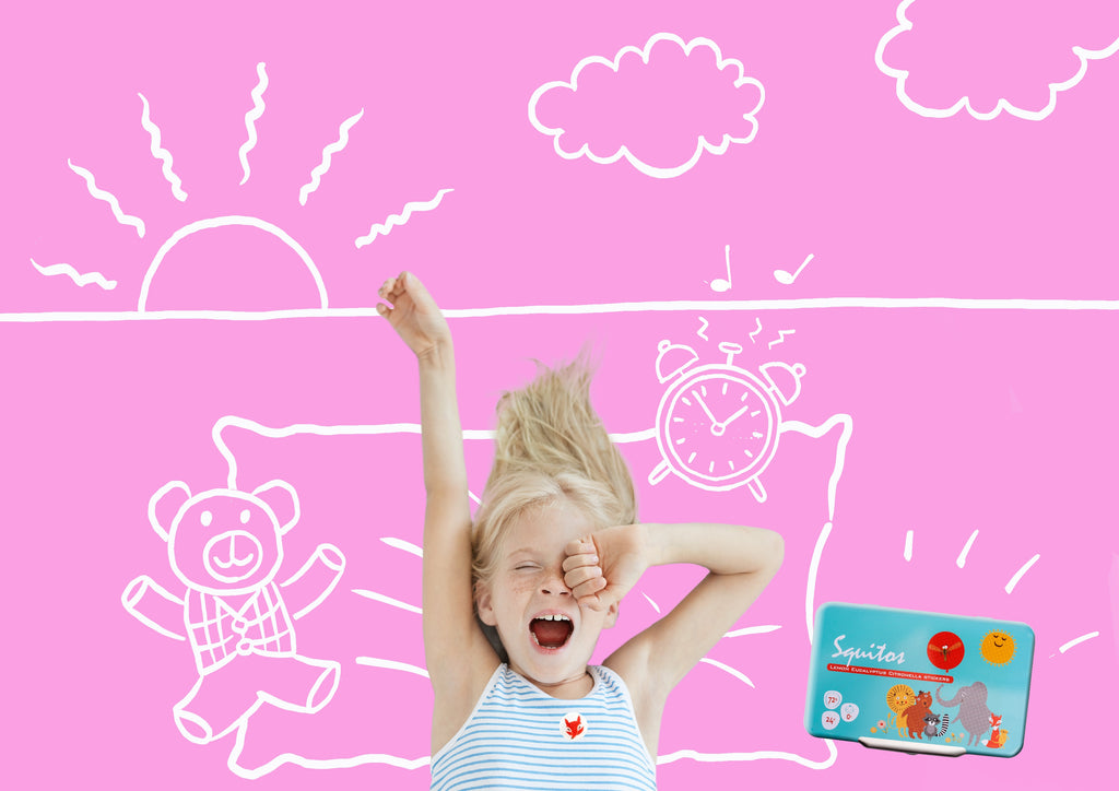 Criança loira a espreguiçar-se ao acordar, com um autocolante Squitos no pijama, ao lado de ilustrações de um urso e um despertador.