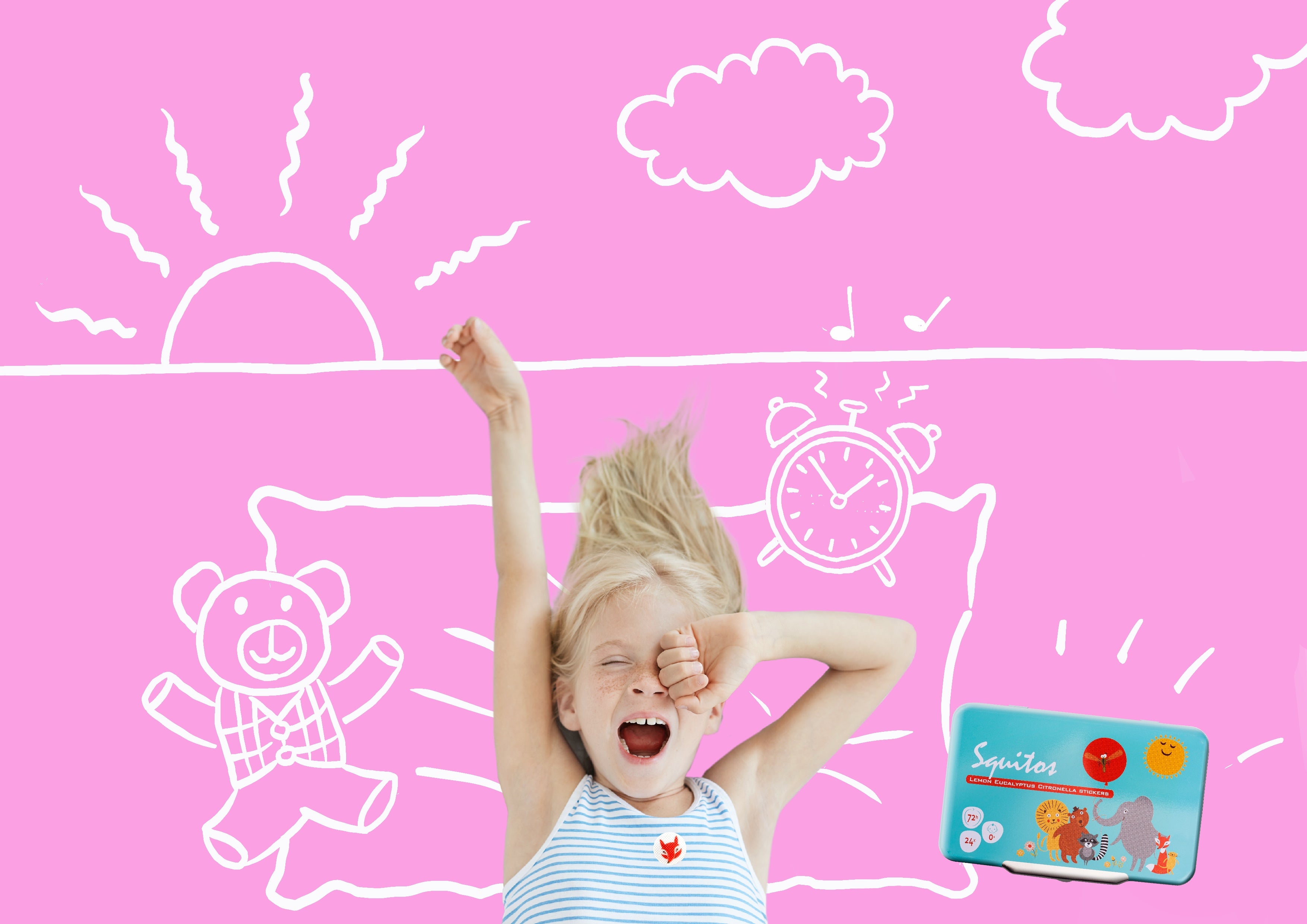 Criança loira a espreguiçar-se ao acordar, com um autocolante Squitos no pijama, ao lado de ilustrações de um urso e um despertador.