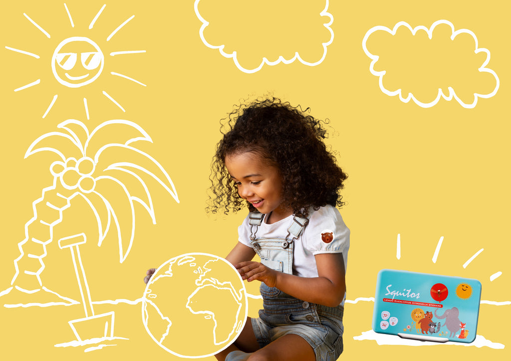 Criança sorridente a brincar com um globo terrestre, com um autocolante Squitos no braço, sobre fundo amarelo com desenhos de praia e sol.