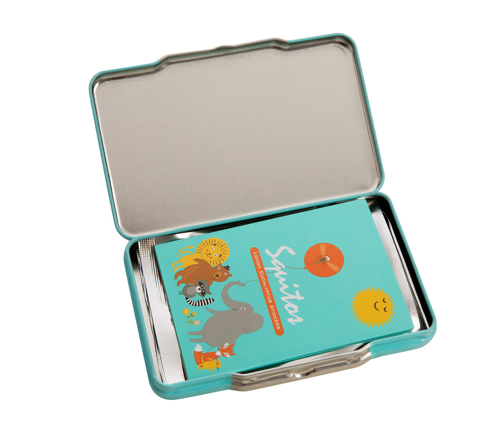 Lata metálica turquesa aberta dos Squitos Autocolantes Repelentes de Mosquitos, mostrando o folheto com animais e embalagens prateadas no interior.