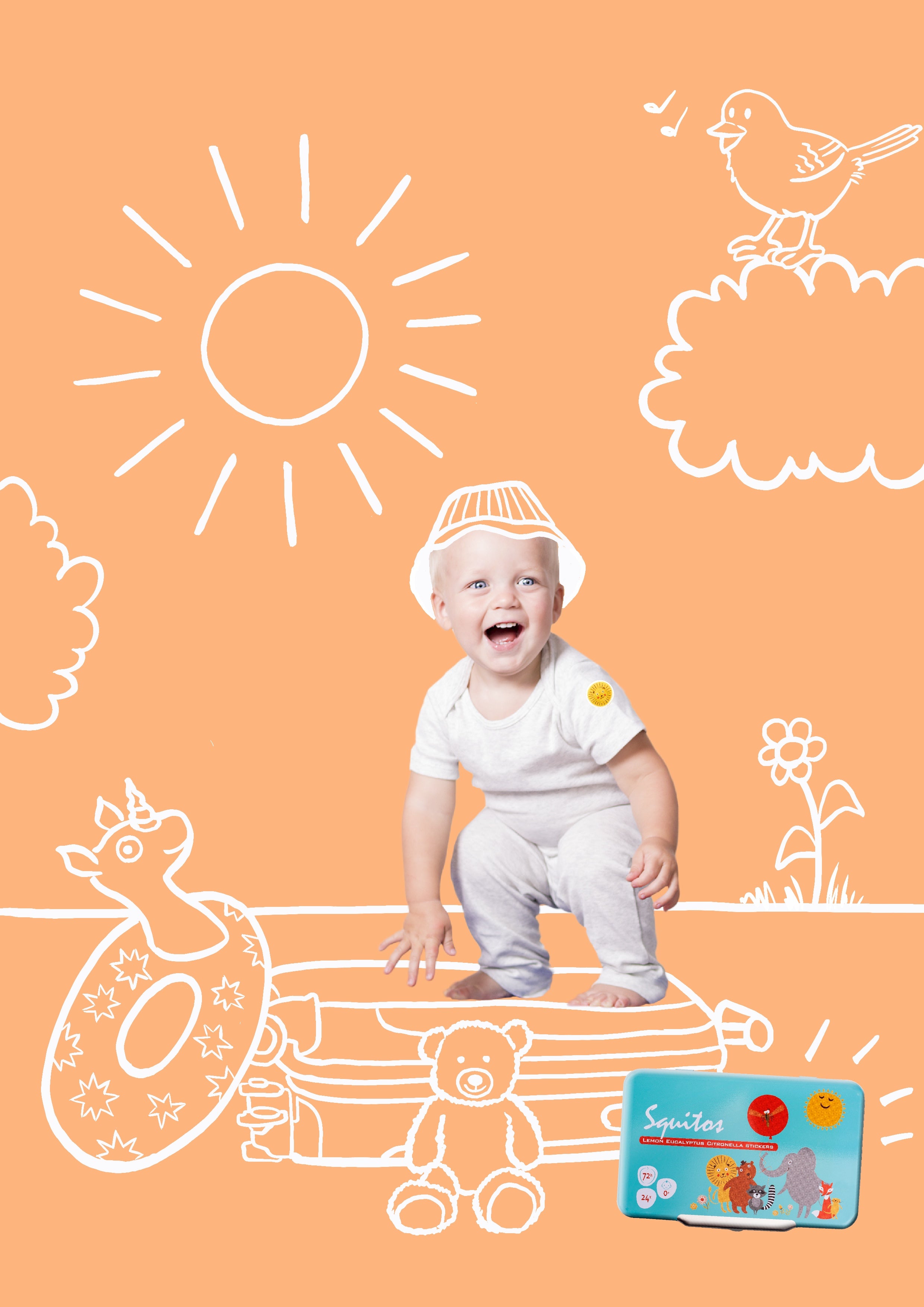 Bebé sorridente ao ar livre, sentado numa mala, com autocolante Squitos e a embalagem do repelente natural em primeiro plano.