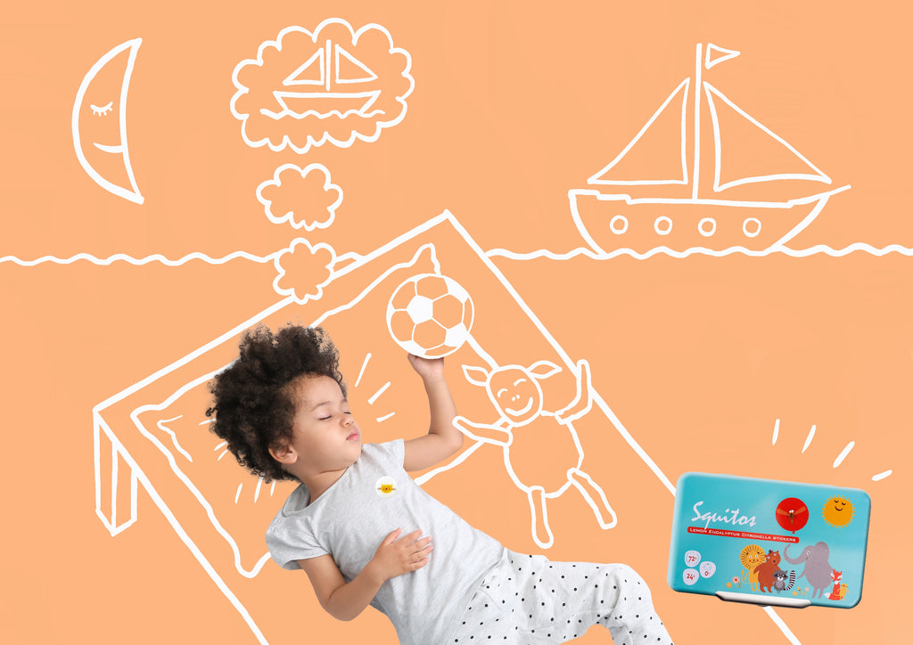 Criança a dormir pacificamente com autocolante Squitos na roupa, ao lado da embalagem do repelente natural.