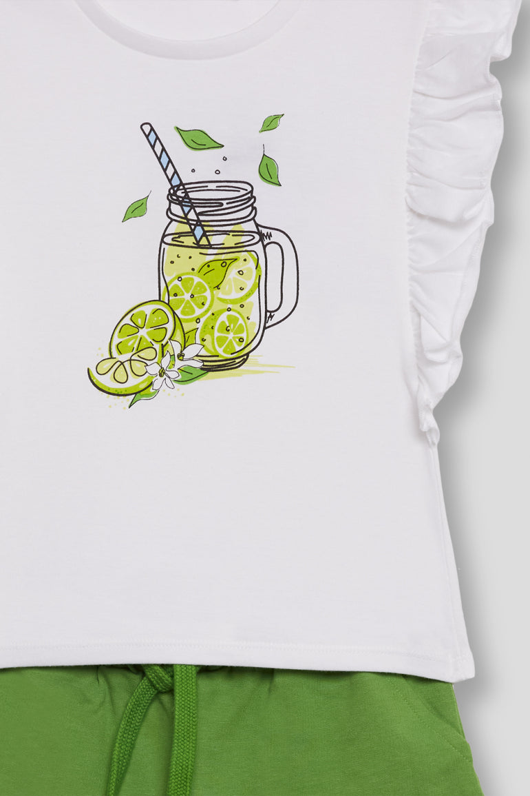Detalhe da t-shirt branca com estampa vibrante de limonada em frasco com palhinha e rodelas de lima, com mangas de folhos.
