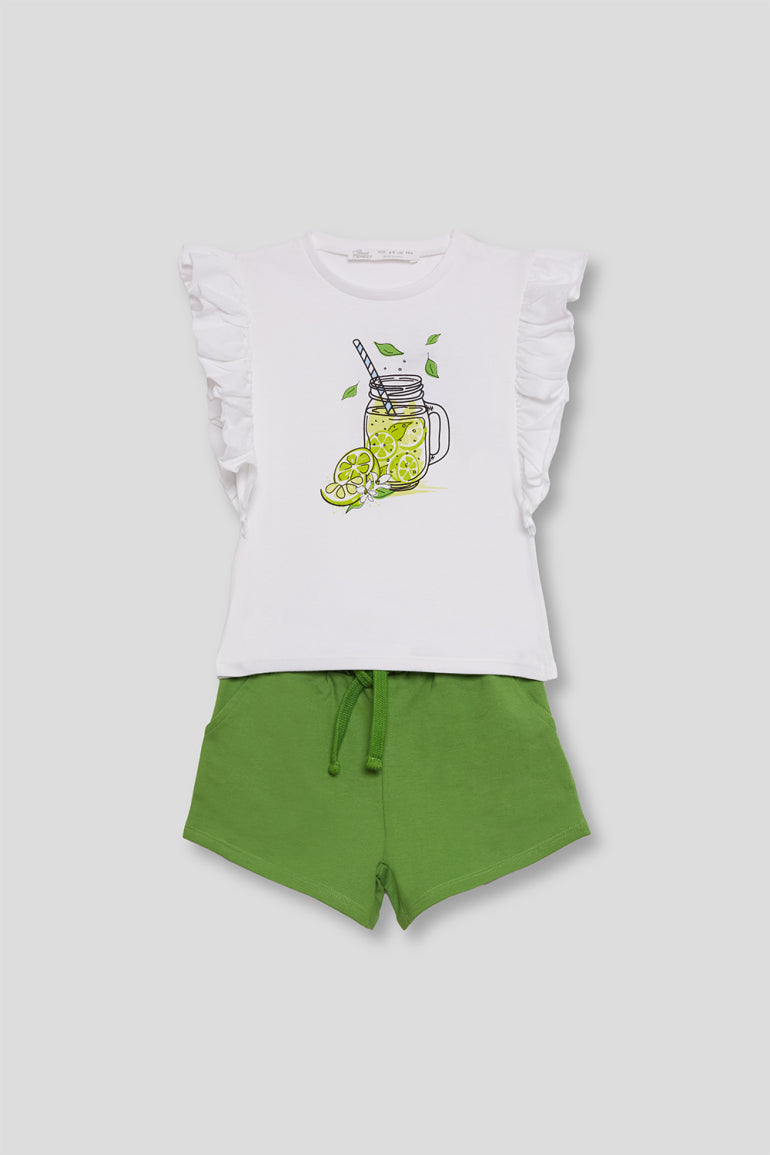 Vista frontal do conjunto Street Monkey: t-shirt branca com estampa de limonada e shorts verdes de cintura ajustável, sobre fundo neutro.