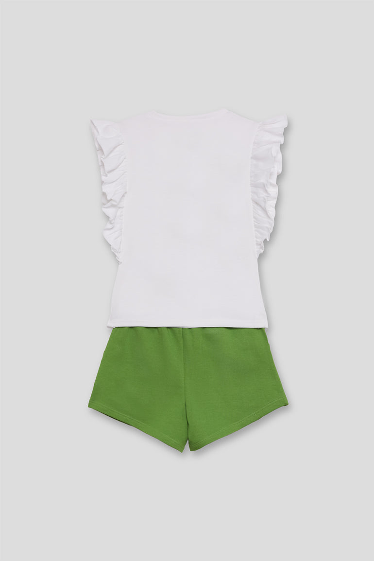 Vista traseira do conjunto Street Monkey, mostrando a t-shirt branca lisa com mangas de folhos e os shorts verdes lisos.