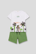 Vista frontal do conjunto para menino Street Monkey, com t-shirt branca estampada e calções verdes, sobre um fundo neutro.
