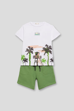 Vista frontal do conjunto para menino Street Monkey, com t-shirt branca estampada e calções verdes, sobre um fundo neutro.
