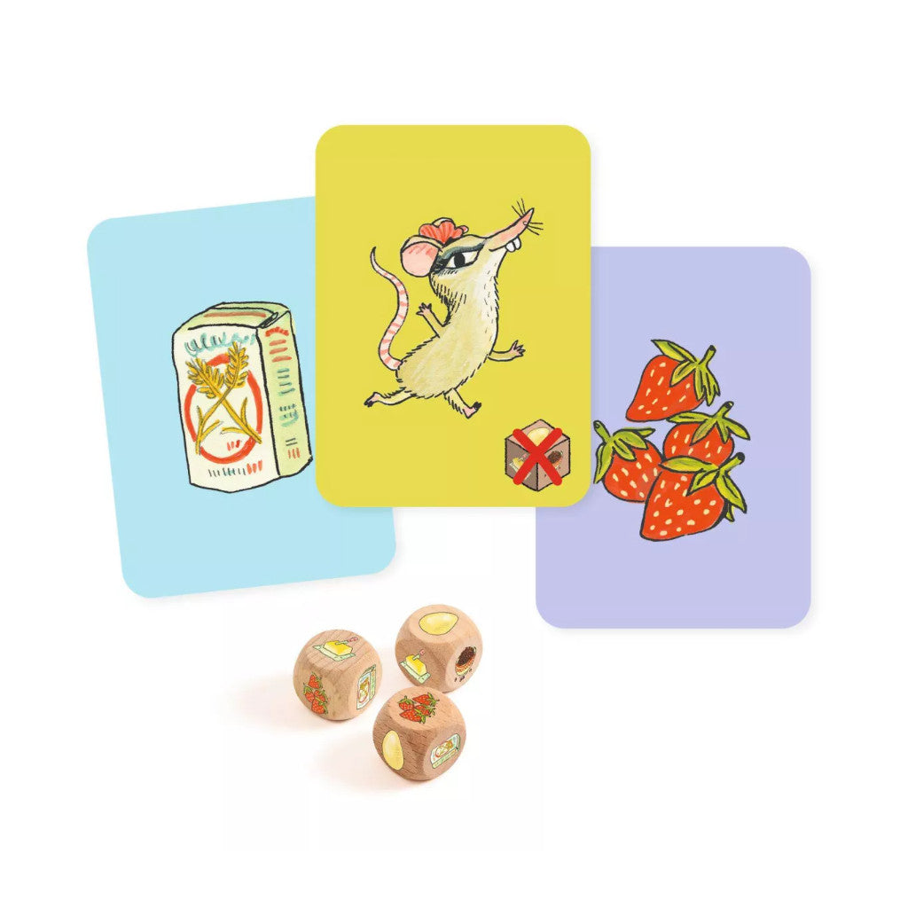 Três cartas coloridas (azul, amarelo, lilás) com ilustrações de um pacote de farinha, um rato de óculos e morangos, acompanhadas por três dados de madeira.