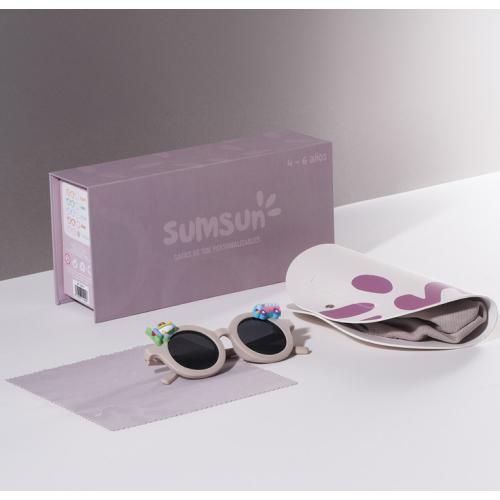 Kit completo Sumsun: óculos de sol bege com acessórios, caixa lilás, pano de limpeza e estojo de arrumação.