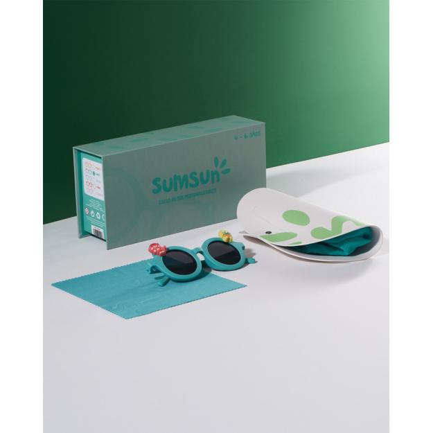 Conjunto completo de óculos de sol infantis Sumsun azuis, caixa de arrumação verde-água, pano de limpeza e acessórios decorativos (Summies) sobre fundo branco.