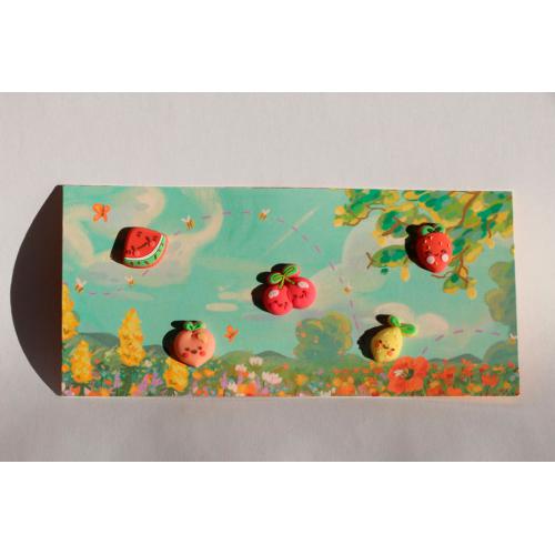 Cinco acessórios "Summies" temáticos de fruta (melancia, cerejas, pêssego, morango, ananás) em relevo sobre um cartão de campo florido.