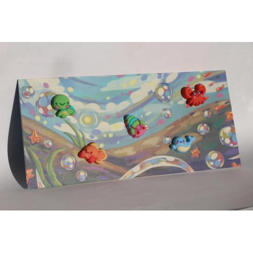 Cartão de exposição com cinco "Summies" coloridos de temática marinha (tartaruga, caranguejo, peixe) em relevo sobre fundo de paisagem subaquática.