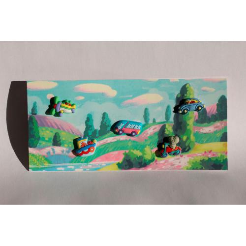 Cartão de exposição com cinco "Summies" temáticos de veículos (carros, autocarro) em relevo sobre paisagem campestre colorida.