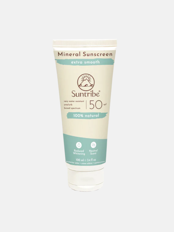 Embalagem do protetor solar mineral Suntribe SPF50, destacando ser vegano, seguro para recifes e com efeito branqueador reduzido.