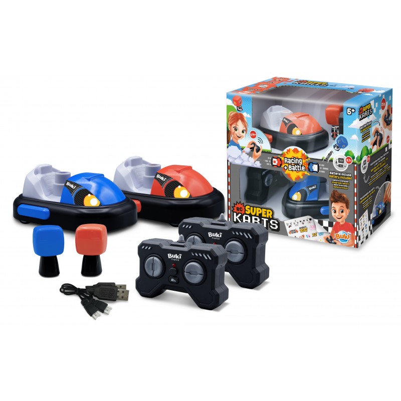 Conteúdo completo do conjunto Buki Super Karts: dois karts, dois comandos, cabos USB e a caixa original ao fundo.