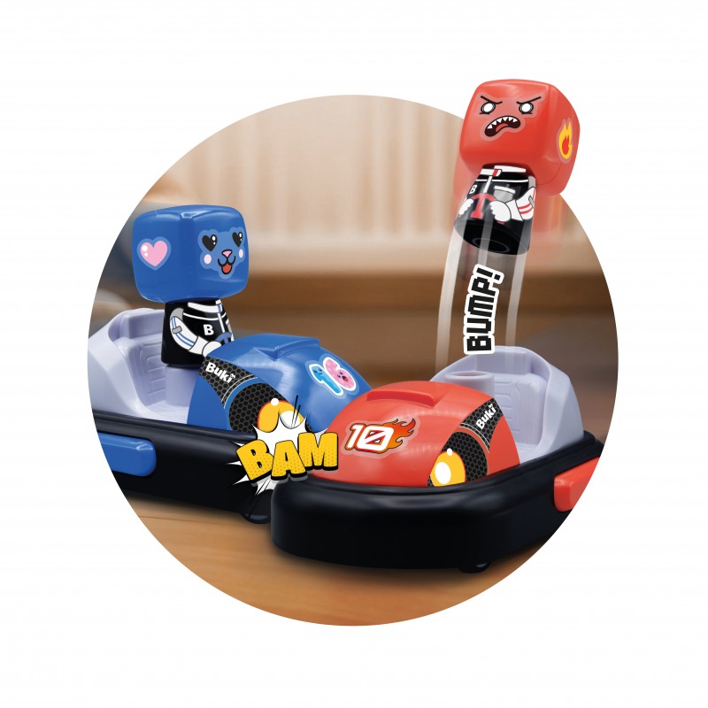 Dois karts Buki Super Karts em ação, com o kart vermelho a ser abalroado pelo azul, ejetando o piloto num efeito de "BUMP!".