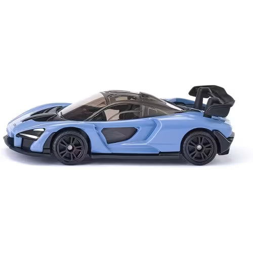 Vista lateral de uma miniatura SIKU do McLaren Senna em cor azul claro, com teto preto e grande asa traseira preta.