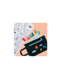 Marcadores apagáveis SuperPetit coloridos dentro de uma bolsa preta com decorações de feltro, ao lado de um tapete de silicone com contornos para colorir.