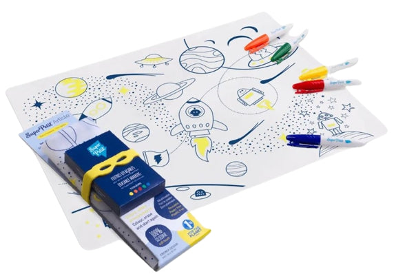 Vista geral do kit de pintar em silicone SuperPetit com tema espacial, incluindo o tapete, a caixa de 5 marcadores laváveis e a fita de arrumação amarela.