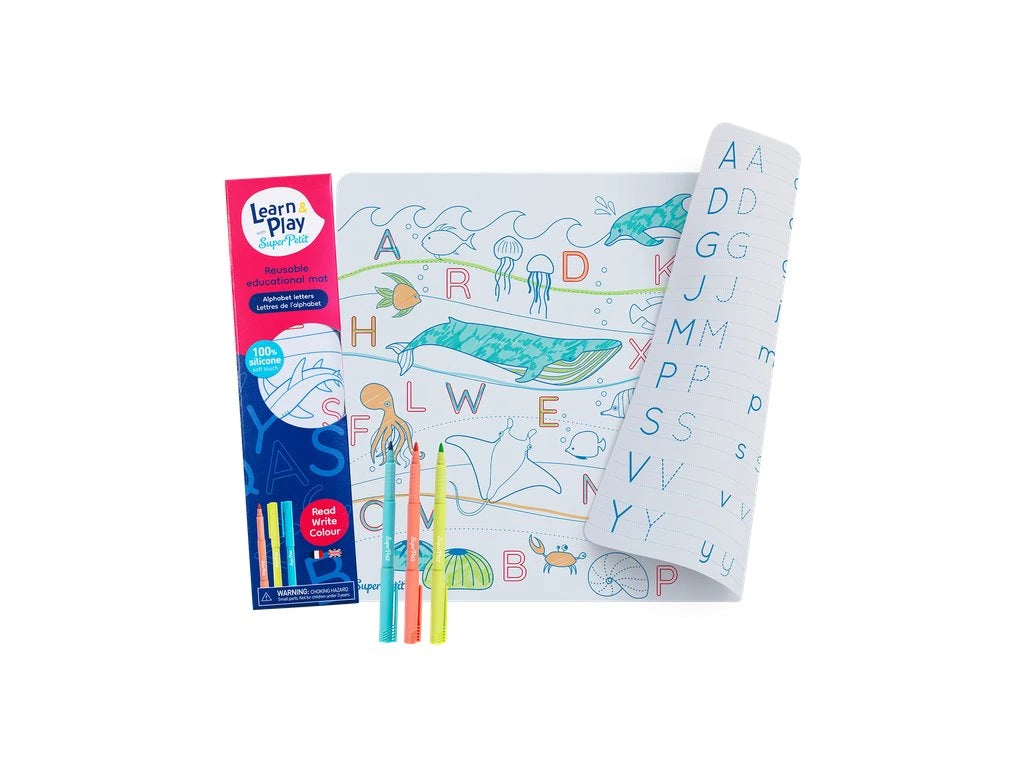 Kit de pintar e escrever em silicone reutilizável Super Petit "Learn & Play" com tema marinho, mostrando o tapete aberto com ilustrações de animais e letras, e três marcadores coloridos.