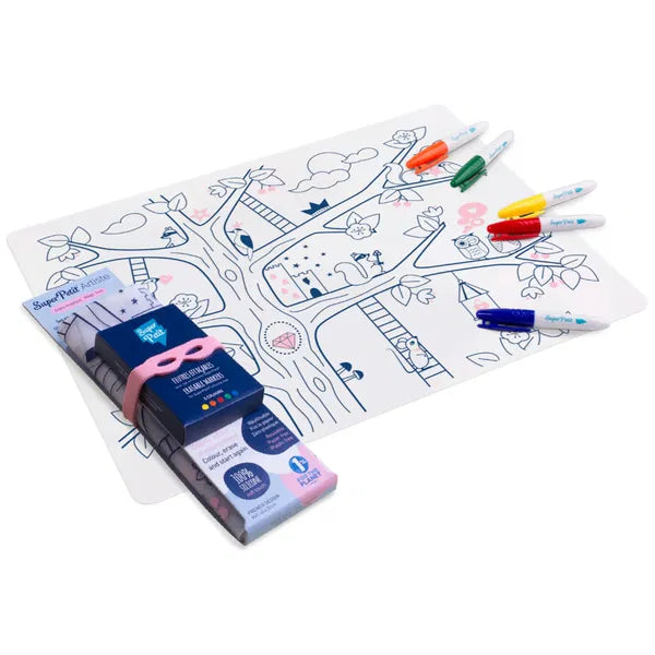 Detalhe do kit de pintar em silicone SuperPetit com tema de árvore e animais, mostrando o tapete enrolado com a fita e os marcadores coloridos.