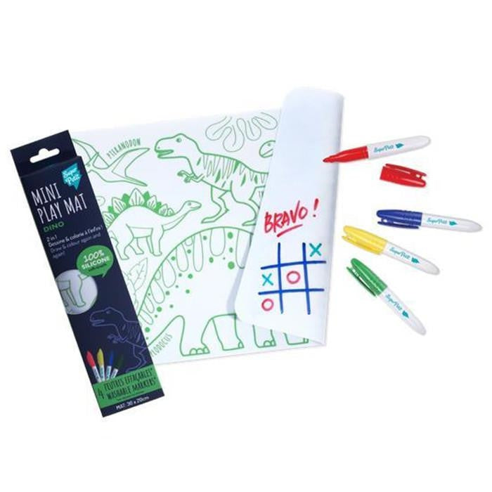Conjunto Mini Play Mat de dinossauros em silicone, parcialmente enrolado, com 4 marcadores laváveis e caixa de embalagem, mostrando a versatilidade 2 em 1 (desenho e jogo do galo).