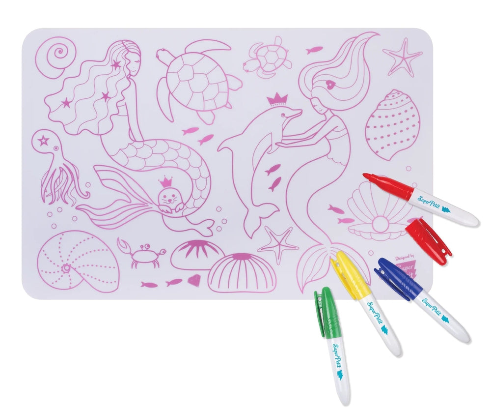 Mini tapete de silicone reutilizável da SuperPetit com contornos de sereias e vida marinha, acompanhado por 4 marcadores laváveis (vermelho, azul, amarelo e verde).