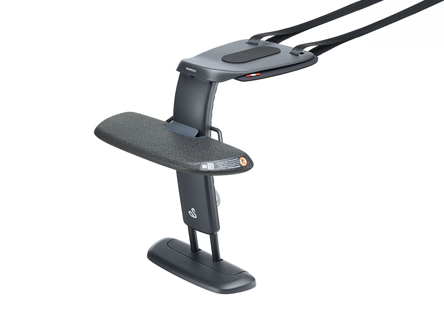 Apoio universal para os pés Swandoo ajustável, cinzento escuro, com base e alças de fixação, ideal para assentos elevatórios de carro.