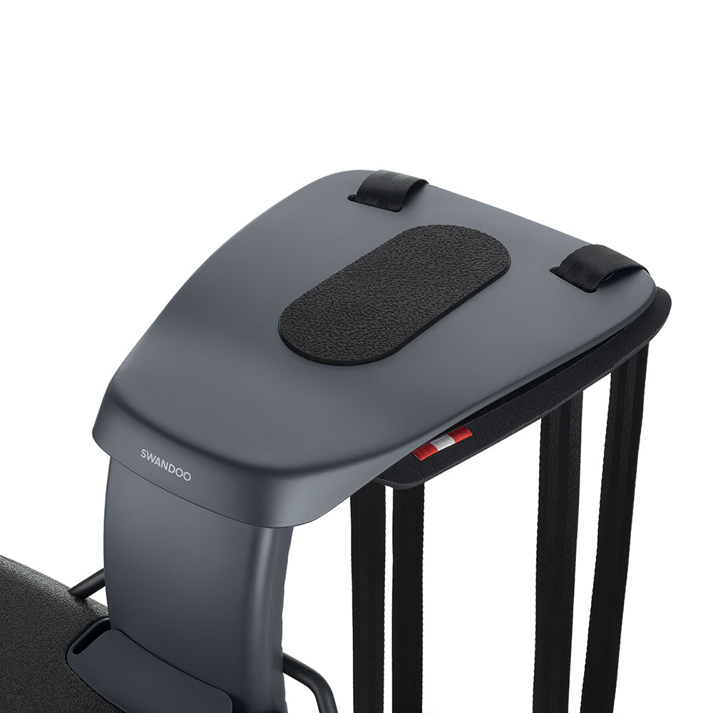 Topo do apoio Swandoo com a marca visível, almofada de apoio superior e sistema de fixação com alças pretas.