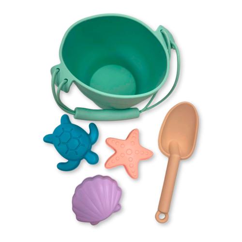 Conjunto completo de brinquedos de praia em silicone: balde verde-água virado para cima, tartaruga azul, estrela-do-mar rosa, concha lilás e pá pêssego.