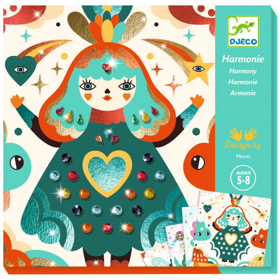 Kit de atividades de colagem Djeco Harmonia com ilustração principal de uma personagem kawaii decorada com strass e folhas metálicas, e a embalagem do produto.