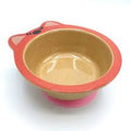 Taça infantil em fibra de arroz com formato de porquinho, cor-de-rosa, vista de cima, com base de sucção rosa.